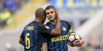 Imagen del delantero argentino del Inter de Milu00e1n, Mauro Icardi (derecha), junto a su compau00f1ero Joao Mario el 16/10/2016 durante el encuentro entre Inter y Cagliari. rnFoto: Nicolu00c3u00b2 Campo/Pacific Press via ZUMA Wire/dpa (Vinculado al texto de dpa