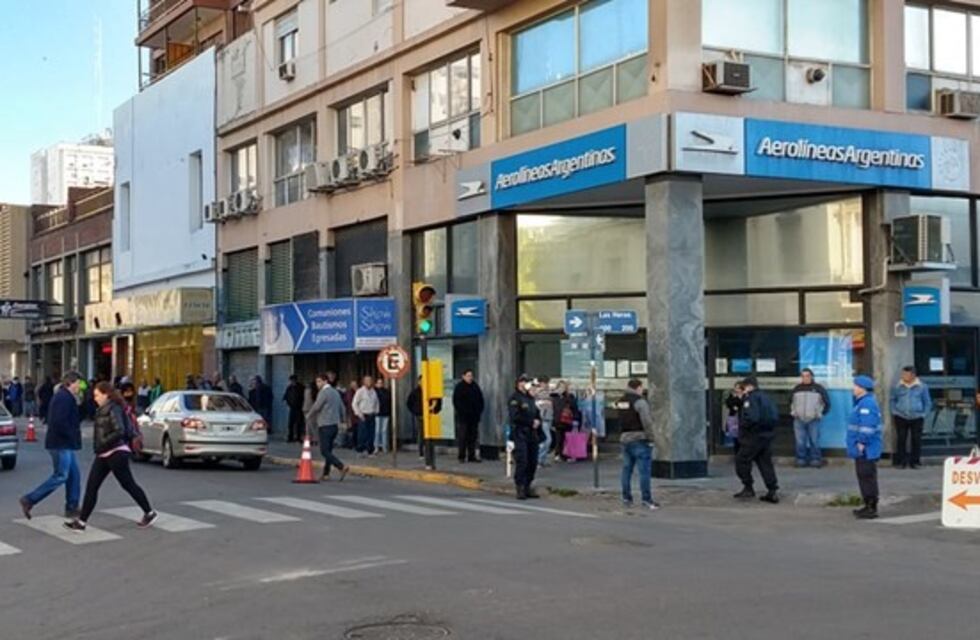 ¡Un caos! Bahía tiene filas de hasta 5 cuadras en los bancos
