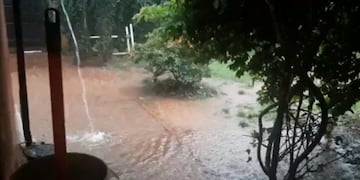 Filmó la caída de un rayo desde el patio de su casa\u002E (Foto: Captura)