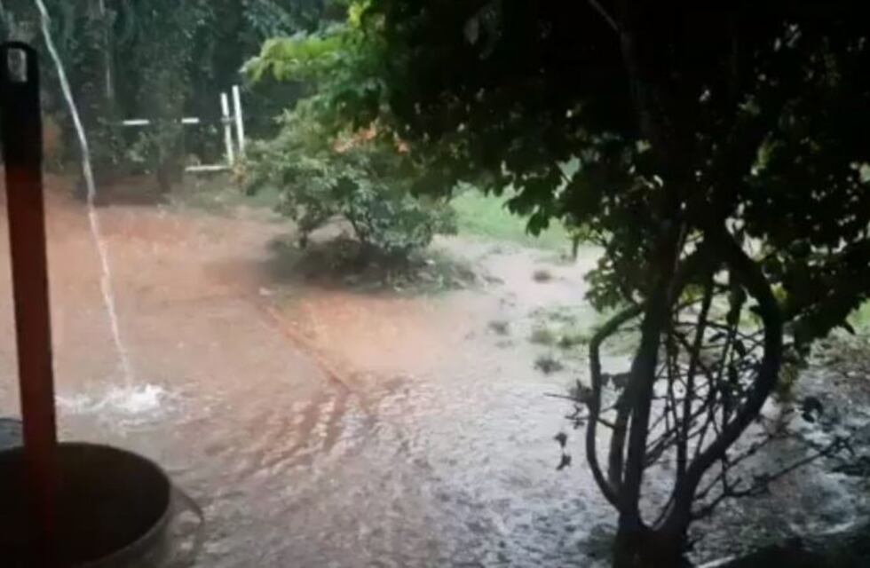 Filmó el momento exacto en el que un rayo cayó en el patio de su casa