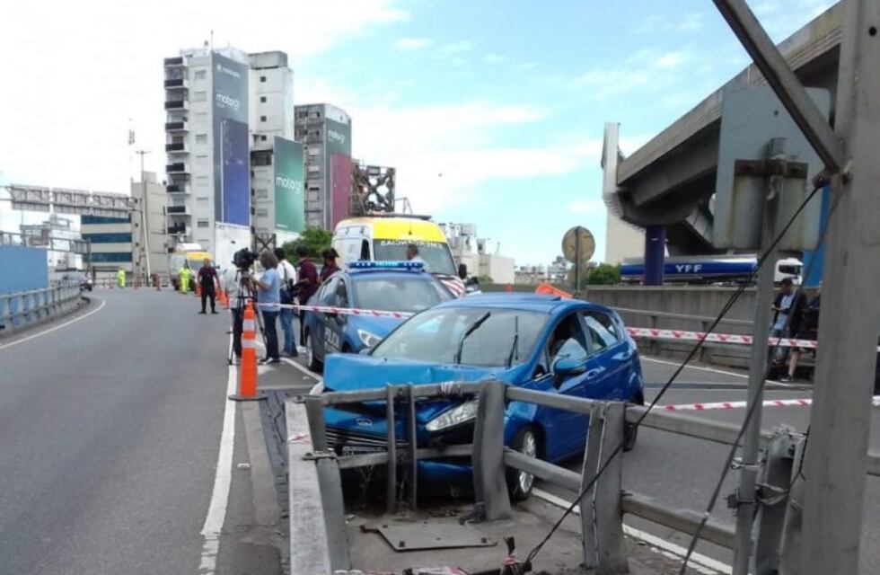 Chocaron en la Autopista 25 de Mayo y el conductor descartó un arma