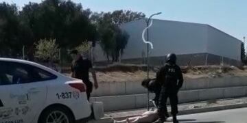 La mujer fue reducida por la uniformada\u002E