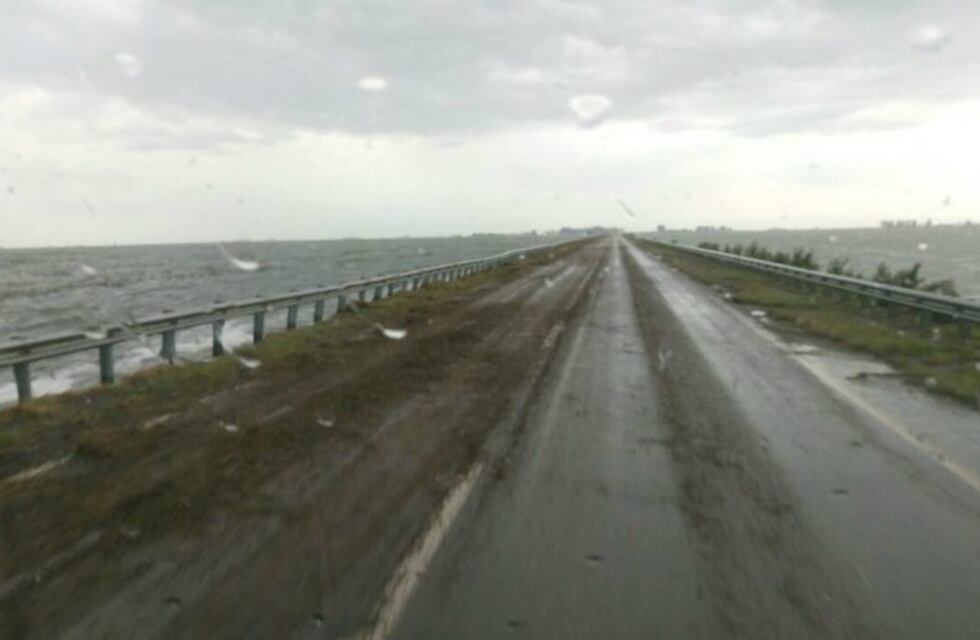 Habilitan parcialmente la ruta 7 tras ser afectada por el desborde de laguna La Picasa