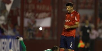 Leao Butron of Peru's Alianza Lima, left, catches a penalty kicked by Emmanuel Gigliotti of Argentina's Independiente during a Copa Sudamericana soccer match in Buenos Aires, Argentina, Tuesday, April 4, 2017.(AP Photo/Natacha Pisarenko)