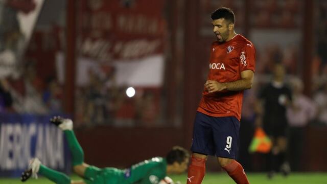 Leao Butron of Peru's Alianza Lima, left, catches a penalty kicked by Emmanuel Gigliotti of Argentina's Independiente during a Copa Sudamericana soccer match in Buenos Aires, Argentina, Tuesday, April 4, 2017.(AP Photo/Natacha Pisarenko)