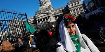 La Cámara de Diputados de Argentina aprobó un proyecto de ley que busca despenalizar el aborto\u002E