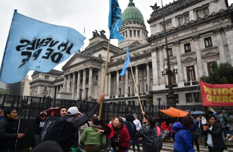 Bajo la lluvia, una multitud se conformó frente al Congreso en contra del Presupuesto 2019