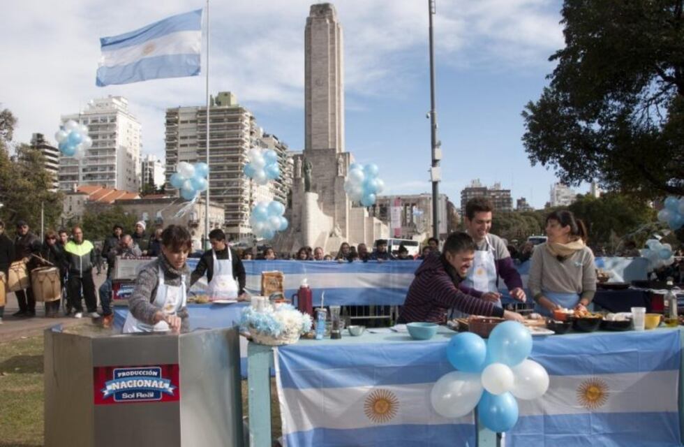 Habrá transporte gratuito para ir al desfile ciudadano tras el acto del Día de la Bandera