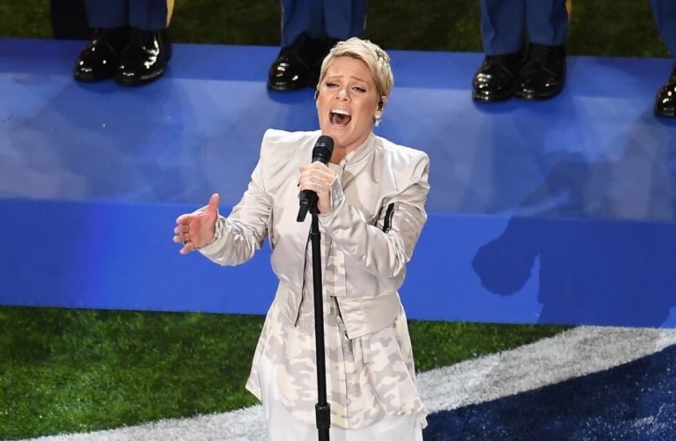 Pink cantó el Himno Nacional en la previa del Super Bowl