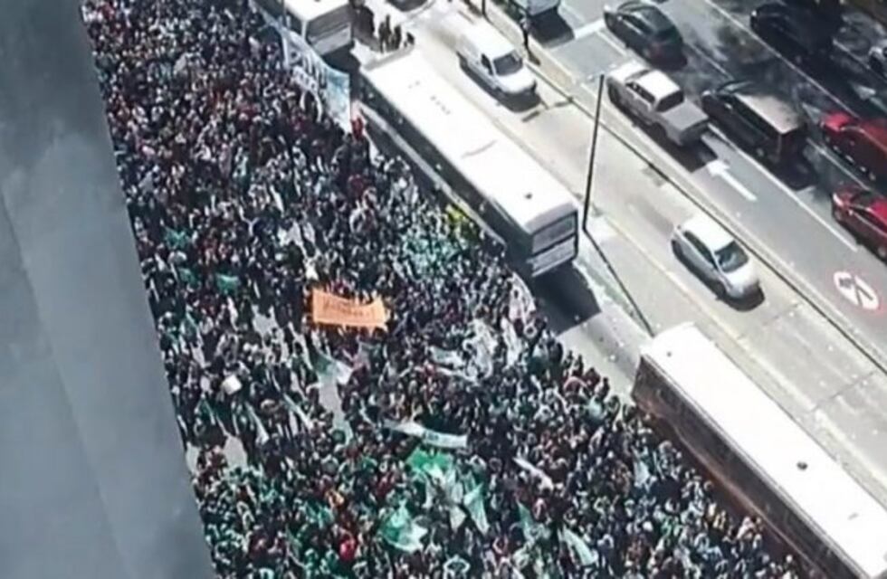 Protestan frente al Ministerio de Salud y cortan la 9 de Julio