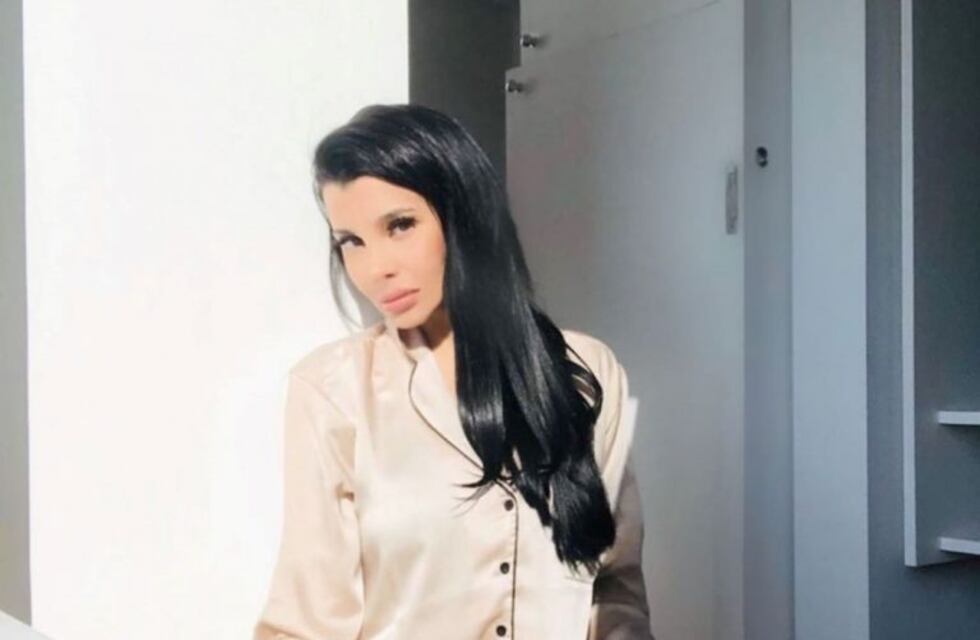 Charlotte Caniggia en cuarentena desde la cama y con otro look