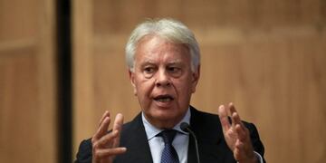 BRA74. SAO PAULO (BRASIL), 16/03/2016.- El expresidente del Gobierno espau00f1ol Felipe Gonzu00e1lez habla hoy jueves 16 de marzo de 2017, durante la entrega del testigo de la titularidad de la cu00e1tedra iberoamericana 'Josu00e9 Bonifacio' de la Universidad de Sao Paulo (USP) a la exgobernadora del estado de Tlaxcala y exembajadora de Mu00e9xico en Brasil, Beatriz Paredes Rangel, en Sao Paulo (Brasil). Gonzu00e1lez aseguru00f3 hoy que la candidatura de Susana Du00edaz a las primarias para la Secretaru00eda General del PSOE, que seru00e1 presentada oficialmente el 26 de marzo, es
