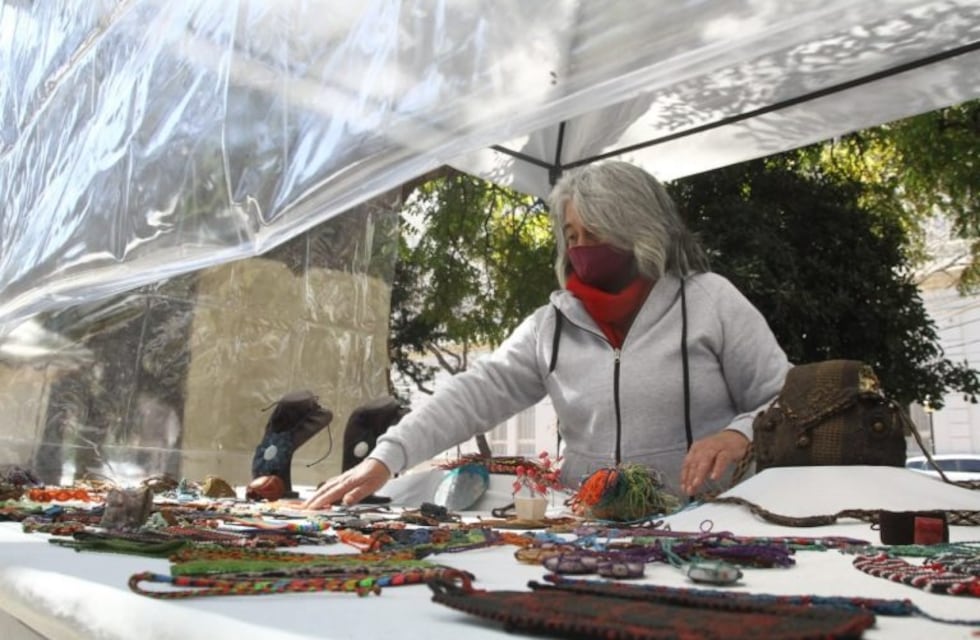 Solo el 50 por ciento de los artesanos de la plaza Independencia regresa a sus puestos