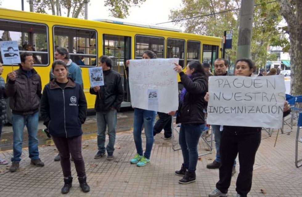 Trabajadores del lavadero Workers encontraron al dueño en un bar y lo escracharon