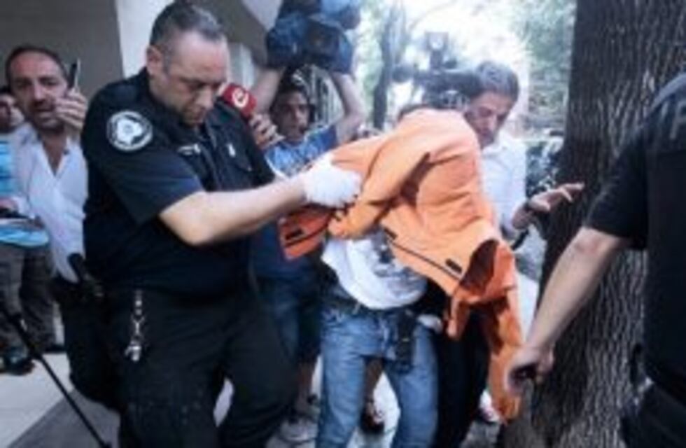 "Le destruyó la cara, no puede ni hablar", dijo el padre de la joven golpeada por el anestesista