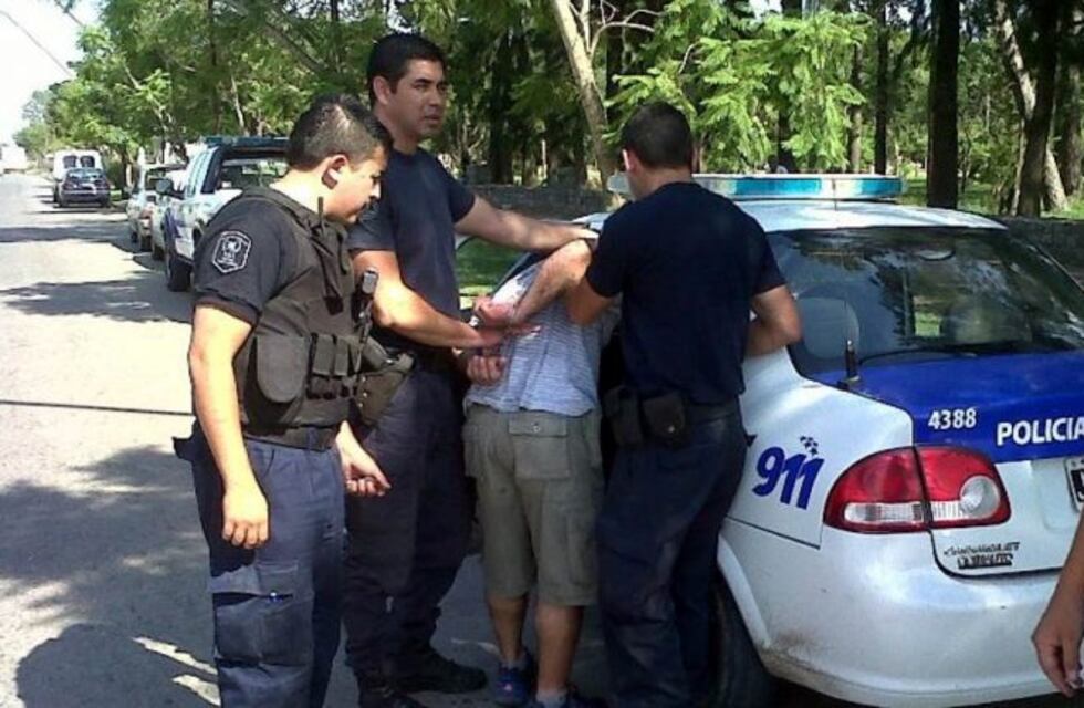 ¡Sin control! Un hombre arrojó materia fecal a policías y luego los hirió con una trincheta