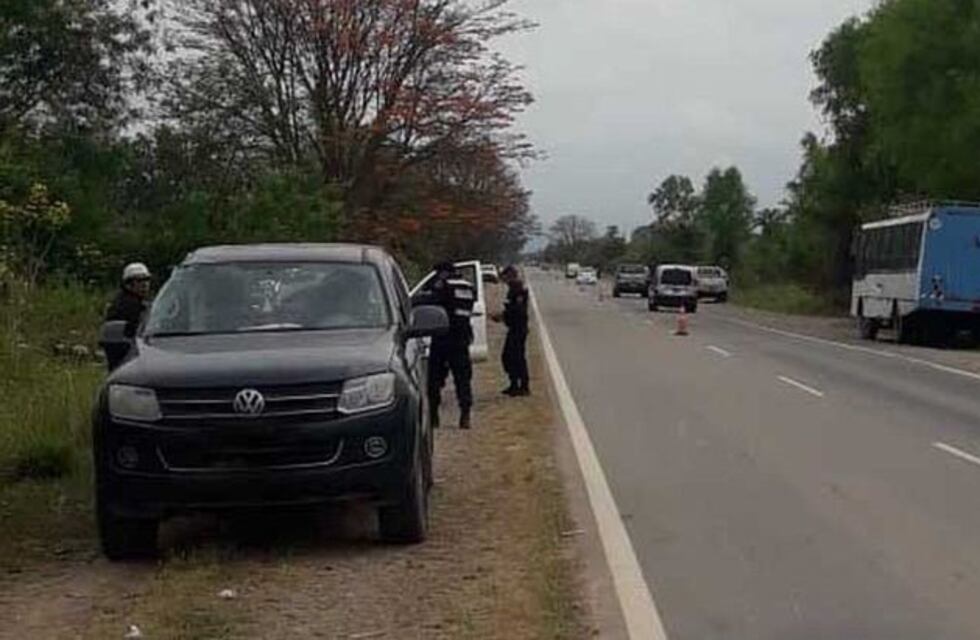 Viajaba en la caja de una camioneta que chocó, salió despedido y perdió la vida