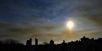 El humo de la quema de pastizales en las islas entrerrianas al otro lado del Paraná cubrió toda la ciudad de Rosario\u002E (@mauroyasprizza)