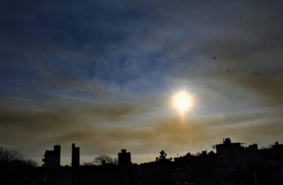 El humo de las islas persiste y se espera un lunes nublado y frío en Rosario