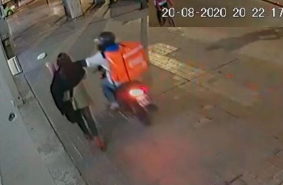 Delincuente con mochila de delivery le robó a una periodista en pleno Centro de Córdoba