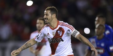 In this file picture taken on May 10, 2017 Uruguayan striker Rodrigo Mora of Argentina's River Plate, celebrates after scoring a penalty against Ecuador's Emelec during their Copa Libertadores Group 3 football match at the Monumental stadium in Buenos Aires\u002E - Mora announced late on January 6, 2019 he is retiring from professional football after accepting that due to physical problems he will not be able to join the preseason with the Copa Libertadores champion River Plate\u002E Mora had undergone hip surgery in June 2017\u002E (Photo by Juan MABROMATA / AFP)  rodrigo mora anuncio retiro del futbol profesional futbol fotos de archivo