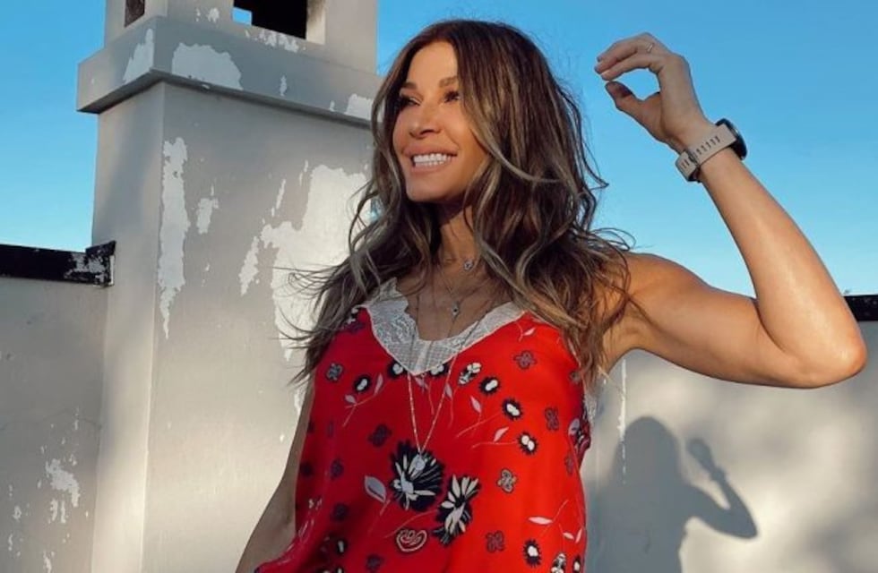 Catherine Fulop posó con una bikini plateada y contó su secreto para tener una figura escultural
