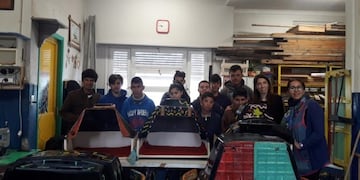 alumnos de la Escuela 501 fabrican cuchas para Pacma ( fotos Debora Baratteri)