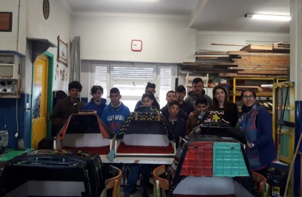 Alumnos de la Escuela 501 entregaron cuchas a Pacma que ellos mismos construyeron