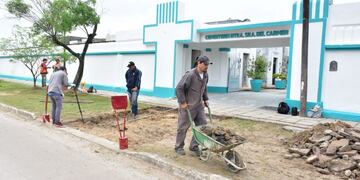 Trabajan en la fachada del cementerio Virgen del Carmen