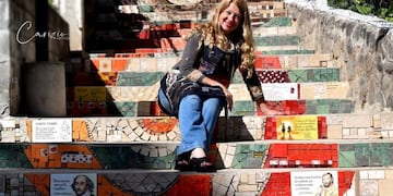 La artista Carmen Abonizzio fue la autora de cambiar la fisonomía de la vieja escalera en un espacio multicolor y con atractivo turístico\u002E