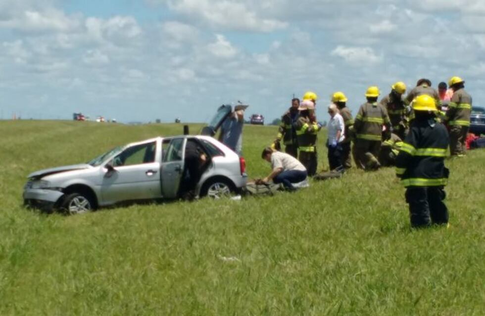 Volcó un auto en la autopista a Córdoba y cuatro personas resultaron heridas