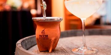 Pudieron degustar el tradicional mate, además de bebidas y bocaditos elaborados con yerba mate, todo con el fondo musical del tango\u002E