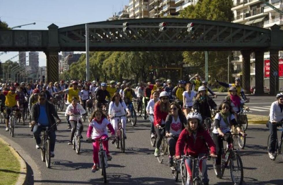Coronel Díaz estuvo cortada hasta las 14 horas por el evento "Chicas en bici"
