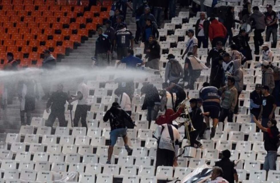 Fuertes incidentes entre hinchas de Boca y Brown de Madryn con la policía mendocina