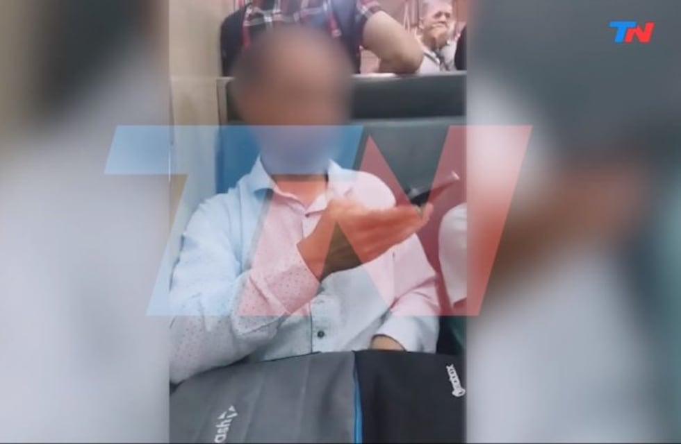 Filmó a un hombre que se estaba tocando en el tren