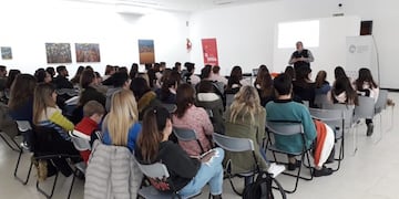 Muchos jóvenes estudiantes participaron de la sobre cambio climático que se desarrolló en el CCVM (Prensa Municipalidad)