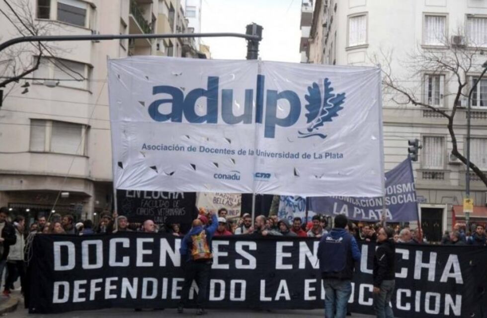 Continúa el paro y los reclamos en universidades y colegios de la UNLP