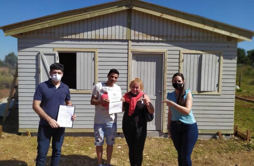 Un árbol cayó sobre su casa y este fin de semana la familia se mudó a su nuevo hogar