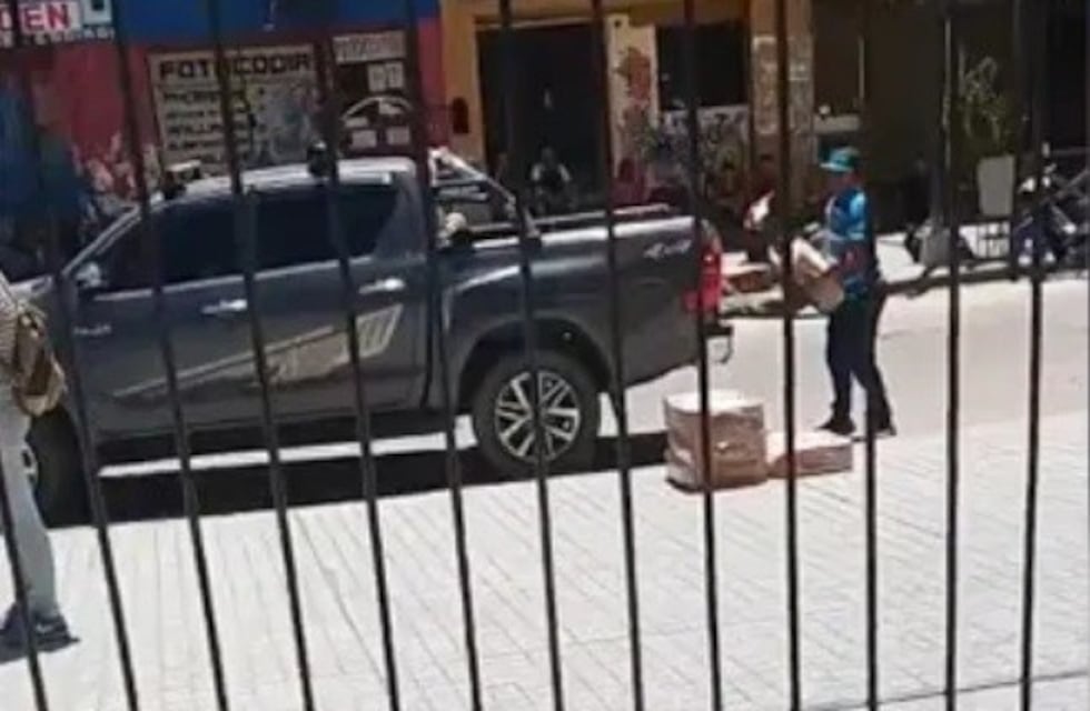 Como protesta, dirigente piquetero devolvió los pollos que entregó el Gobierno