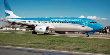 An Aerolineas Argentinas airplane taxies on the runway at Jorge Newberry Ataxiirport in Buenos Aires, on August 2, 2017\u002E\r\nArgentine state-run carrier Aerolineas Argentinas cancelled its August 5 weekly flight to Caracas over operational capacity and security concerns, the company said\u002E Several foreign airlines, including Air France, Delta, Avianca and Iberia have also suspended flights to the country over security concerns due to the political situation\u002E / AFP PHOTO / Eitan ABRAMOVICH ciudad de buenos aires cancelacion vuelos de aerolineas argentinas a venezuela aeroparque jorge newbery crisis politica economica social en venezuela