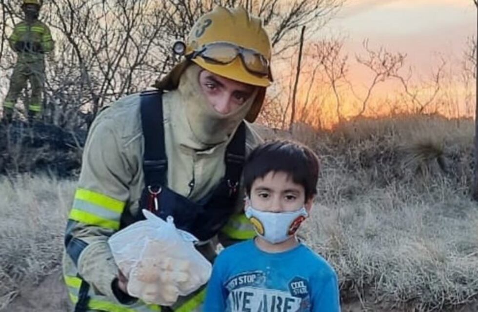 "Lolo", el cordobés de 5 años que gastó sus ahorros para comprarle criollitos a los bomberos