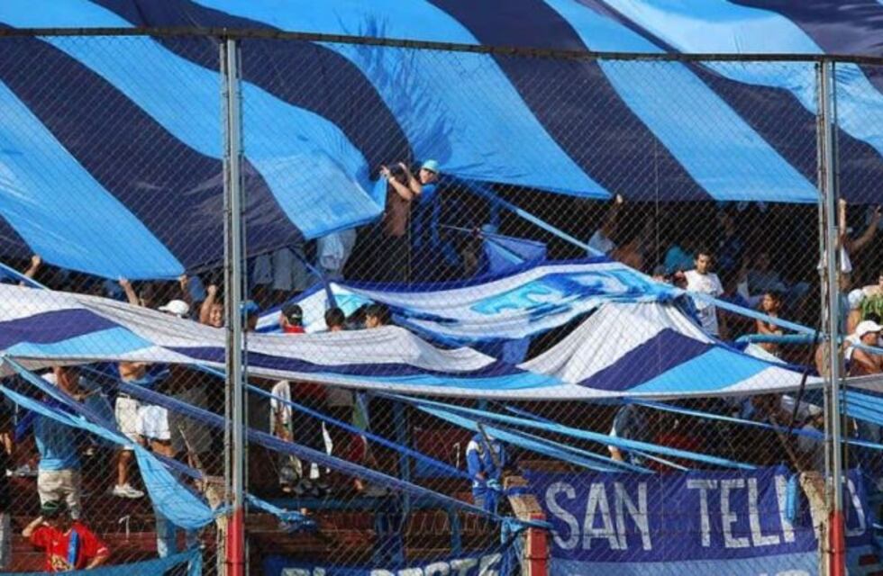 Asamblea del terror: barras de San Telmo irrumpieron y apuntaron con armas al presidente