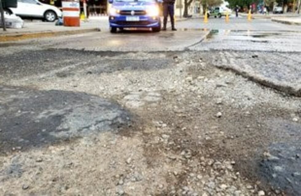 "Quedó envuelto en el asfalto": motociclista grave por un bache en Nueva Córdoba