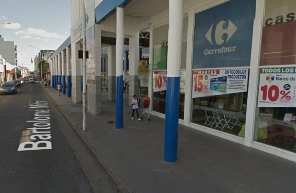 Pensaron que nadie los veía, y robaron fernet y hamburguesas de un súper