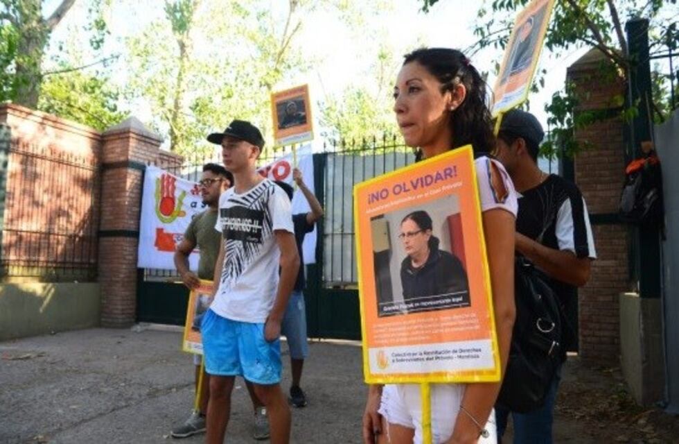 Próvolo: familiares de víctimas abusadas reclaman en la puerta del ex Instituto