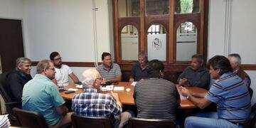 Reunión entre funcionarios municipales y organizadores de las 24 Horas de la Corvina Negra