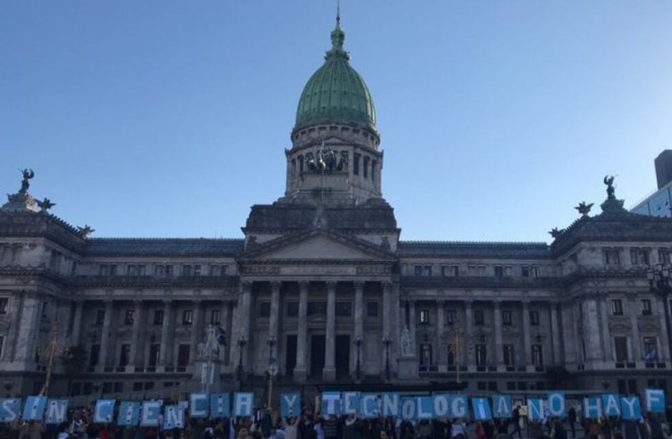 Investigadores del Conicet protestaron frente al Congreso