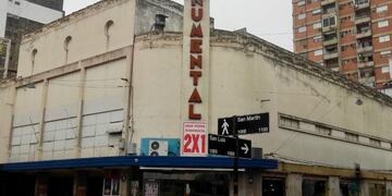 Despidieron a los trabajadores del Cine Monumental de Rosario\u002E (Manu Quieta)
