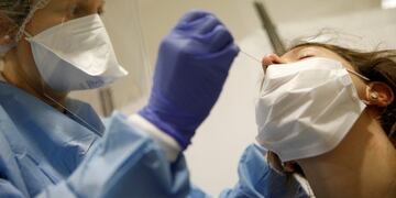 Testeo por coronavirus. (AP Photo/Jean-Francois Badias)