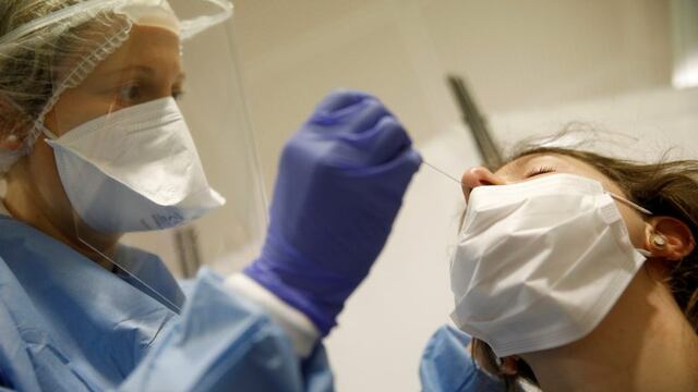 Testeo por coronavirus. (AP Photo/Jean-Francois Badias)